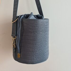 Leather bucket shoulder bag